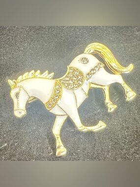 White and Gold Rhinestone Horse Brooch Pin NWOT